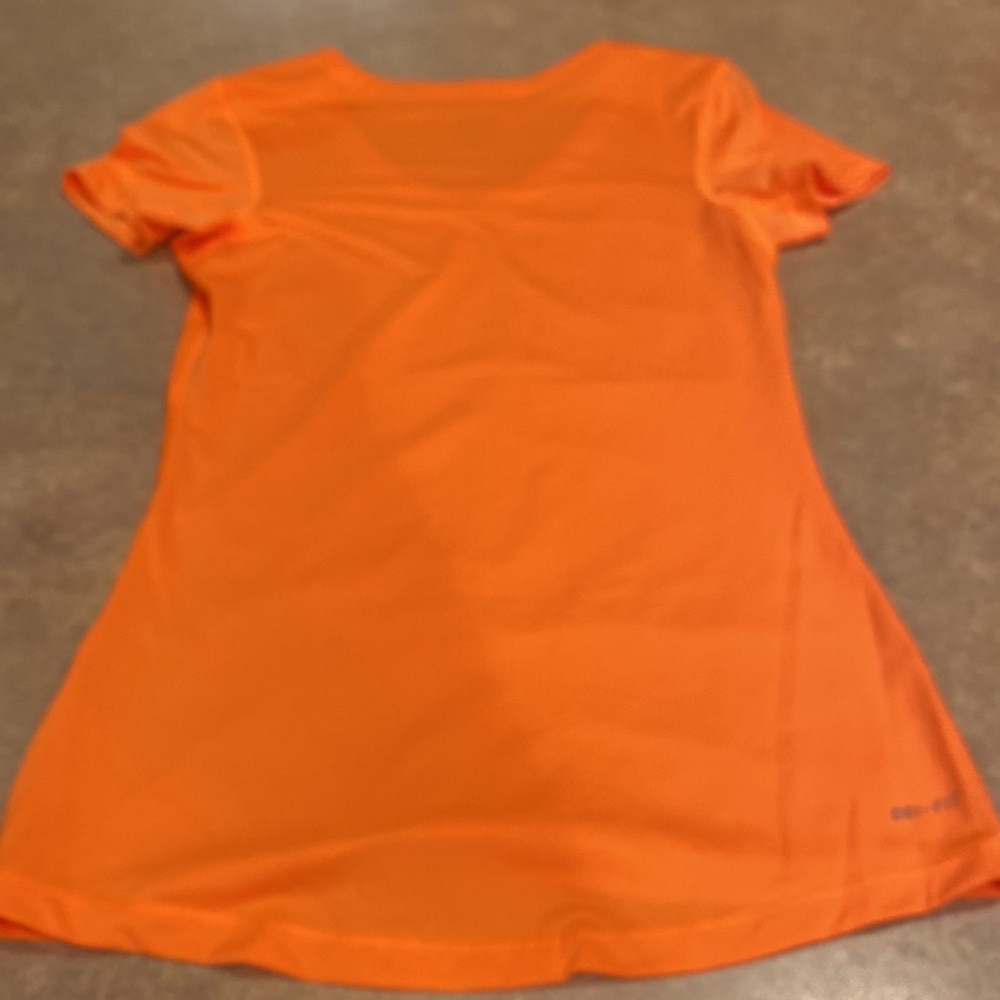 Women’s Nike shirt size small - Picture 3 of 4